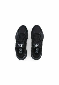 Zwarte sportieve sneakers van mesh en suede materialen, met gestructureerde zolen, ronde vorm en zwarte veters. Opvallend logo op de tong.