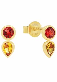 Pendientes en tono dorado que presentan dos piedras preciosas: una piedra roja redonda encima de una piedra amarilla en forma de pera, con superficies lisas y pulidas y un cierre seguro.
