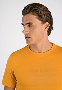 Lindbergh TEE S/S - Camiseta básica - honey