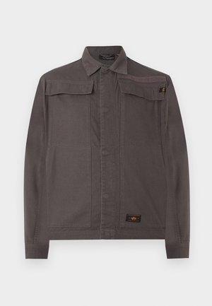 Μαύρο γκρι καθημερινό τζάκετ με μακριά μανίκια, γιακά, δύο τσέπες με καπάκι στο στήθος και επώνυμη ετικέτα κοντά στο τελείωμα πάνω σε λευκό φόντο.