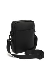 Borsa a tracolla nera compatta con tasca frontale, chiusura a zip e tracolla in tessuto regolabile su sfondo bianco.
