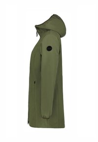 Longue veste à capuche vert olive avec fermeture éclair frontale, poignets élastiques, poches latérales et un patch rond noir avec logo sur le haut de la manche.