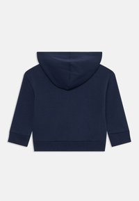 Marineblå hettegenser laget av mykt stoff, med lange ermer, ribbede mansjetter og design med kengurulomme.
