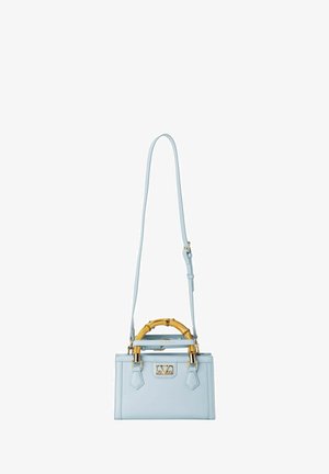 Sac à main en cuir bleu clair avec une poignée en bambou et des accents dorés, présentant une forme rectangulaire et une bandoulière réglable.
