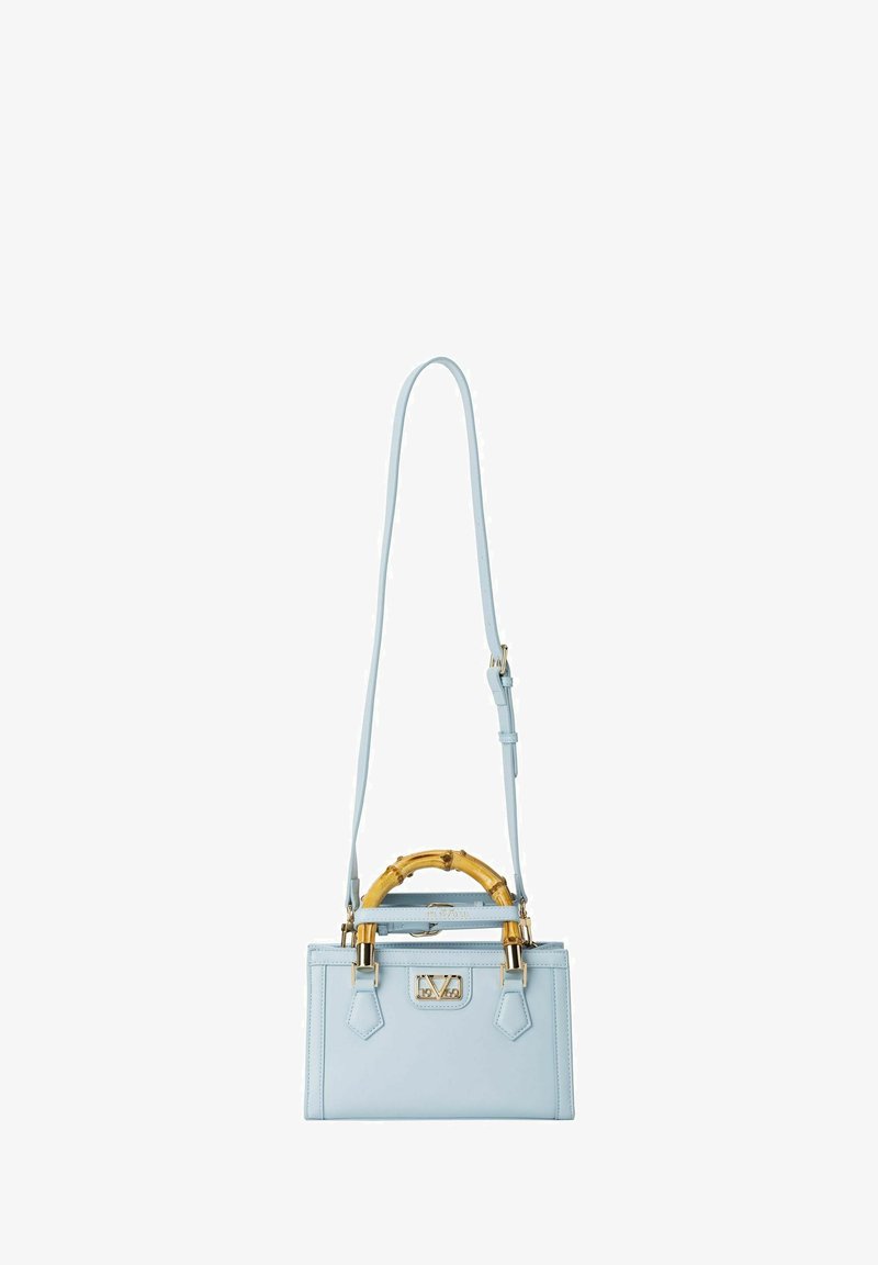 Helleblaue Lederhandtasche mit einem Bambusgriff und goldenen Akzenten, im rechteckigen Format und mit einem verstellbaren Schultergurt.