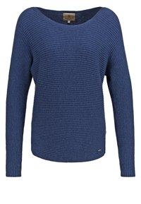 Pull bleu à manches longues avec un large col. Motif côtelé texturé, coupe ample, et une petite étiquette de marque en bas à gauche.