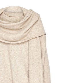 Beige oversized trui gemaakt van zachte, gestructureerde stof, met een col en een gelaagd ontwerp, verfraaid met zichtbare stiksels.