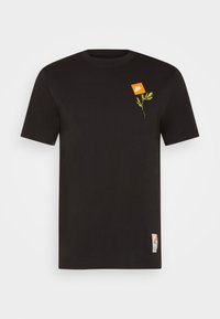 Svart bomulls t-shirt med korta ärmar. Har ett orange Nike-logotypmärke och grönt blommönsterbroderi på vänster bröst. Storleksetikett i botten.