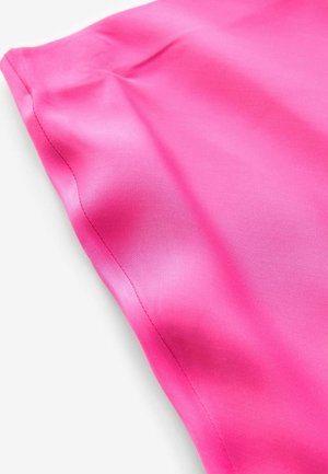 Tela de satén de color rosa brillante con una textura suave, que presenta un brillo sutil y bordes bien acabados.