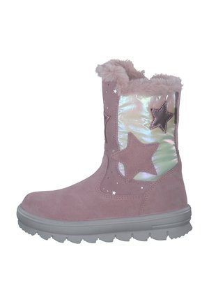 Pinkfarbener Kinderstiefel mit flauschigem Schaftrand, irisierendem Einsatz und sternförmigen Verzierungen auf glatter Sohle.