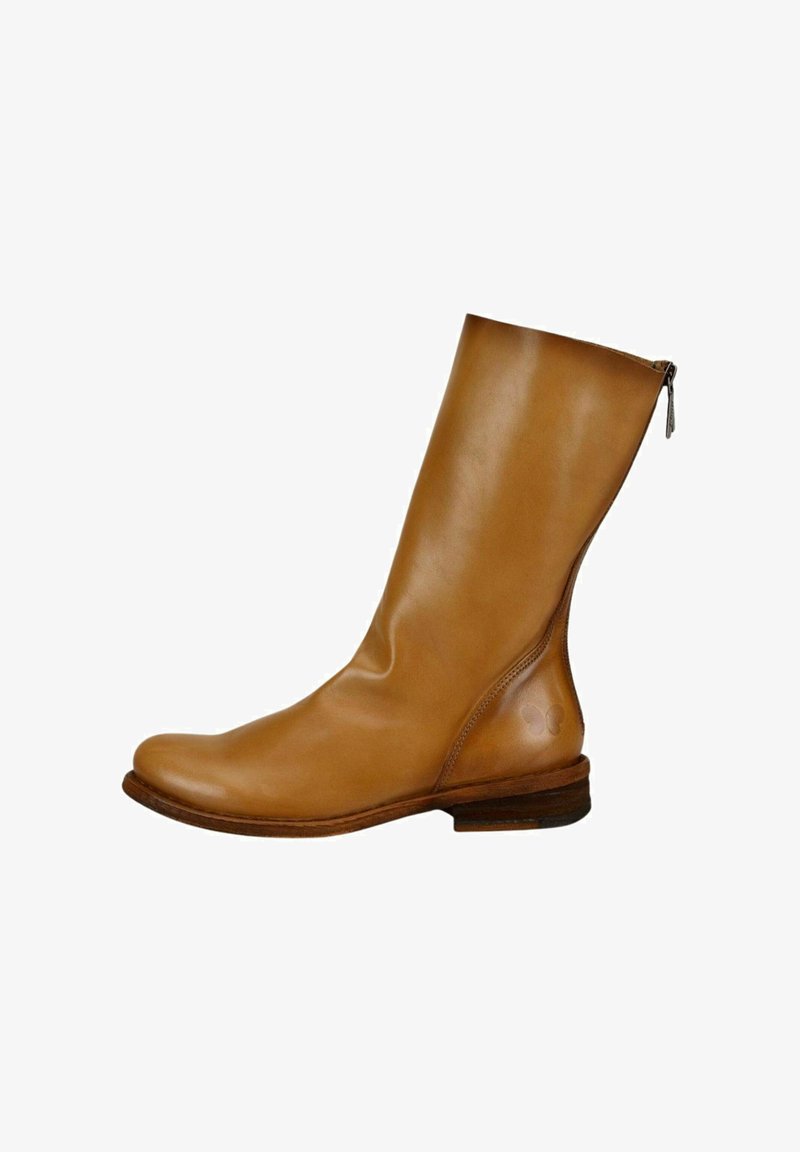 Stivale in pelle color cuoio, alto fino al ginocchio, con punta rotonda, cerniera laterale e tacco impilato. Presenta un sottile emblema a forma di farfalla sul lato.