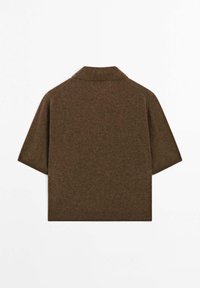 Brun kortærmet strikket top med krave, vist fladt mod en hvid baggrund, der viser bagsiden.