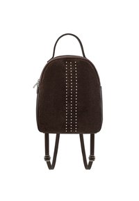 Zaino in suede marrone con forma arrotondata, caratterizzato da dettagli in metallo argentato disposti in linee verticali, spallacci in pelle regolabili e una maniglia superiore.