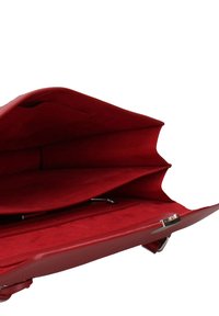 Borsa rossa in pelle con esterno liscio, dotata di più scomparti e una tasca interna con cerniera. L'interno ha una texture morbida simile alla pelle scamosciata.