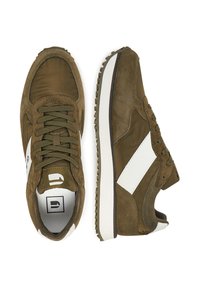 Olivzaļas zamša un neilona sporta kurpes ar baltām sānu detaļām, apaļu purngalu, auklu sēju un fakturētu gumijas zolīti.