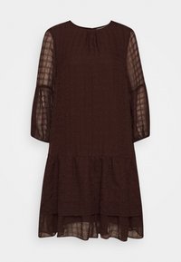 Mörkbrun knälång klänning med genomskinlig texturerad tyg, långa puffärmar, rund halsringning och lagerkransade kjol på vit bakgrund.