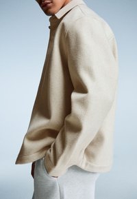 Bershka OVERSHIRT - Lichte jas - sand