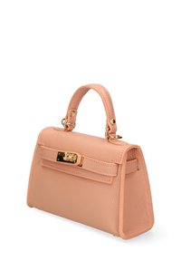 Borsa a tracolla in pelle rosa con una forma strutturata, manico superiore, chiusura in tono oro e dettagli di cucitura sottili. Texture liscia e design minimalista.