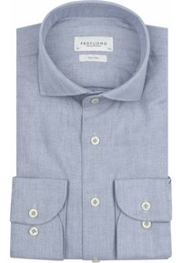 Lichtblauw visgraat overhemdd met puntkraag, kreukvrije stof en afgeronde manchetten. Voorzien van witte knopen en een merkembleem.