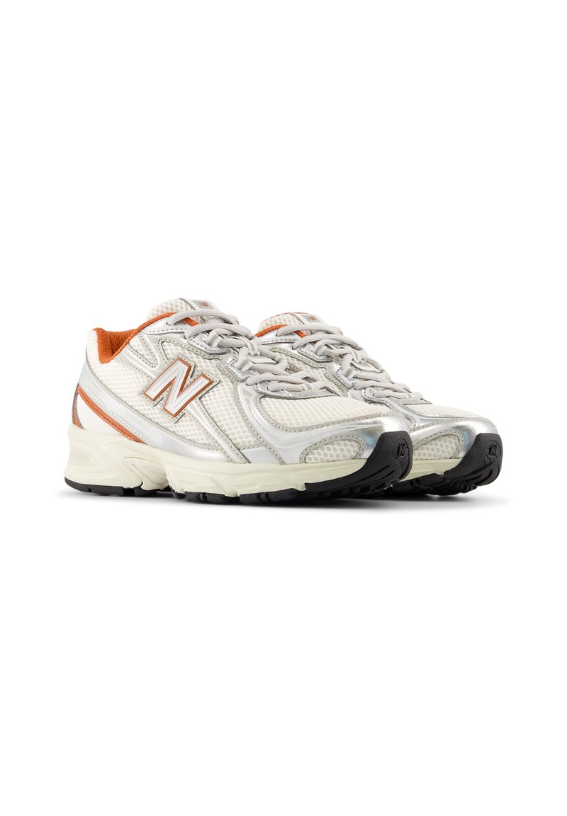 Zapatillas de correr de malla blanca con detalles en naranja, que presentan una parte superior texturizada, detalles reflectantes y una suela acolchonada con una banda de rodadura en contraste de color negro.