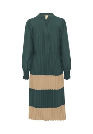 Robe plissée verte et beige avec des manches longues, décolleté en V et taille froncée. Présente un tissu texturé et des blocs de couleurs contrastants.