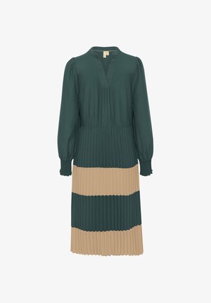 Zelena in bež nabranih oblek z dolgimi rokavi, V-izrezom in nabrano pasom. Ima teksturirano tkanino in kontrastne barvne bloke.