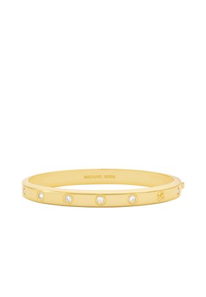 Goldfarbener Michael Kors Armreif mit gleichmäßig verteilten klaren Steinen rund um das Band und eingraviertem Markennamen innen.