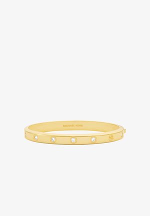 Goldfarbener Michael Kors Armreif mit gleichmäßig verteilten klaren Steinen rund um das Band und eingraviertem Markennamen innen.