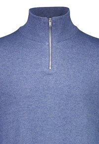 Lichtblauwe, geribde gebreide pullover met een halve ritssluiting bij de kraag. Zachte textuur en slim fit, geschikt voor laagjes in koel weer.