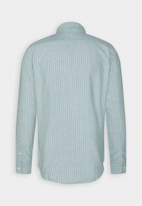 Chemise à rayures verticales bleu clair et blanc à manches longues, boutonnée, vue de dos, avec col et poignets boutonnés.
