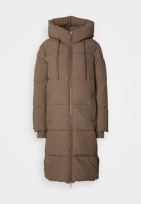 Manteau en duvet marron avec capuche, doté d'une fermeture éclair intégrale, de cordons de serrage et de poignets côtelés. Le design comprend des sections matelassées et une coupe au genou.