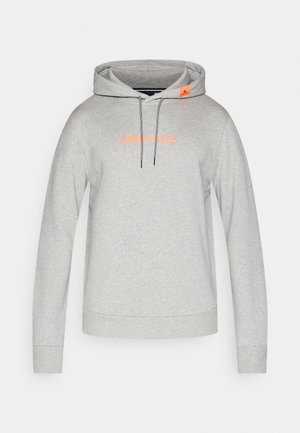 Hellgrauer Kapuzenpullover mit langen Ärmeln, vorderen Kordeln und orangefarbenem "FIRE + ICE"-Schriftzug auf der Brust.
