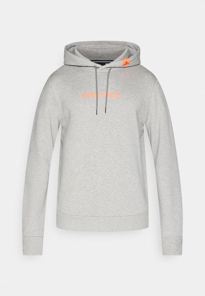 Hellgrauer Kapuzenpullover mit langen Ärmeln, vorderen Kordeln und orangefarbenem "FIRE + ICE"-Schriftzug auf der Brust.