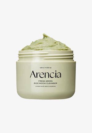 Detergente verde cremoso etichettato Arencia Fresh Green Rice Mochi Cleanser, 120g, per idratare e pulire in profondità.