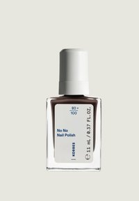 Brun nagellack i en klar glasflaska med ett vitt lock. Innehåller en etikett med blå text som anger produktnamn och volym.