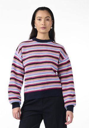 Pull en laine multicolore avec des rayures horizontales rose, bleu, noir et crème. Les poignets et l'ourlet côtes navy ajoutent de la texture et du détail.