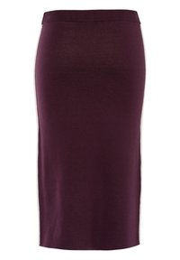 Bordeaux gebreide potloodrok met een geribde tailleband en contrasterende witte zijstrepen, met een gladde textuur en een mid-lengte ontwerp.