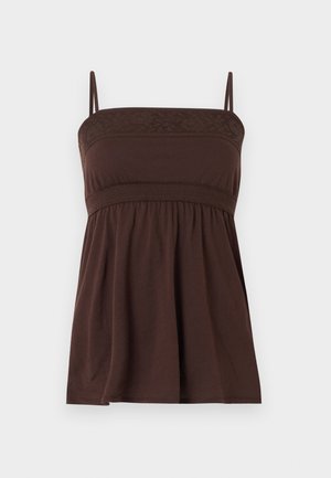 Brun ermeløs damebluse med tynne stropper, blondedetalj på øvre bryst og rynket stoff under elastisk midjebånd.