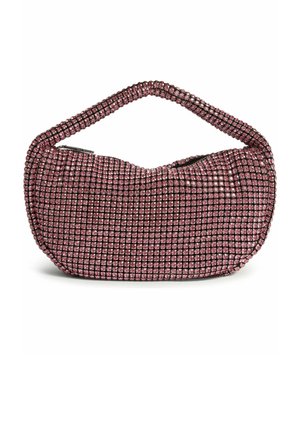 Bolso pequeño con forma de media luna cubierto de pedrería rosa, con un asa corta a juego y cierre de cremallera en la parte superior.