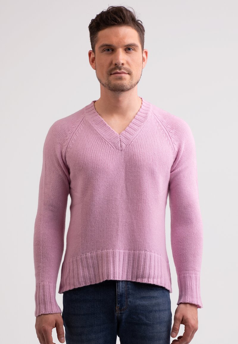 Maglione rosa a V in maglia con orlo e polsini a coste. Maniche lunghe con vestibilità rilassata e motivo testurizzato su tutta la superficie.