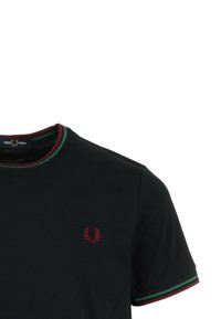 T-shirt nera con collo a giro, presenta rifiniture rosse e verdi su colletto e maniche, e un piccolo logo ricamato sul petto.
