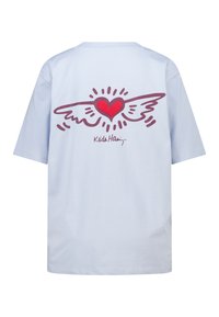 Lichtblauw katoenen t-shirt met op de achterkant een groot rood hart met vleugels en een gestileerde handtekening onderaan.
