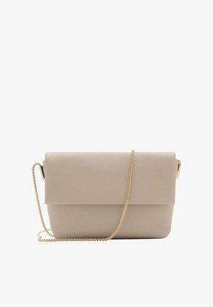 Beige crossbody taske lavet af glat materiale, med flaplukning, en guld kædestrop og en rektangulær form med et minimalistisk design.
