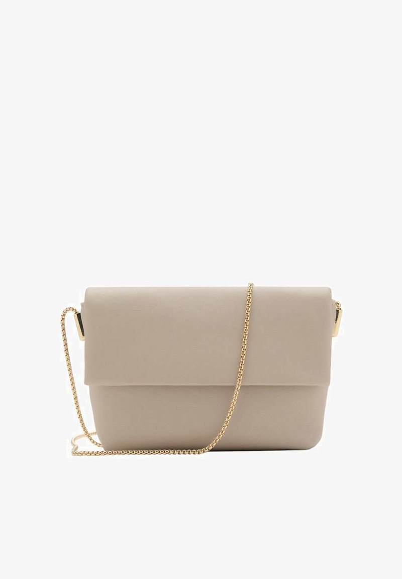 Beige schoudertas gemaakt van een glad materiaal, met een flapsluiting, een gouden kettingband en een rechthoekige vorm met een minimalistisch ontwerp.