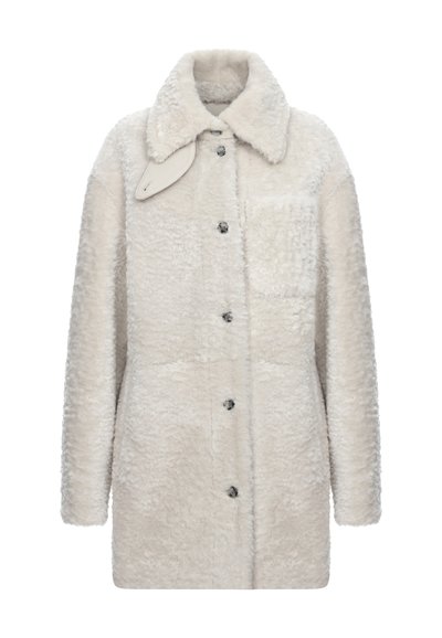 Giacca in pelliccia sintetica di un beige chiaro, con colletto, sei bottoni scuri e una tasca a toppa sul lato sinistro. Presenta un materiale morbido e texturizzato.