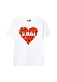 T-shirt bianca in cotone con un design a forma di cuore composto da fiori rossi con i centri neri e la parola "NIRVANA" in bold lettere bianche.