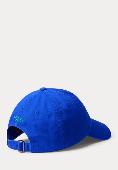 Μπλε βαμβακερό καπέλο με ρυθμιζόμενο λουρί, με κεντητό το «POLO» σε πράσινο στο πίσω μέρος. Σχεδιασμός με δομημένο σχήμα και καμπυλωτή γείσο.