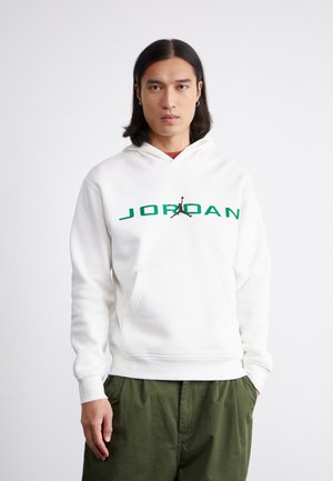 Biely mikina s kapucňou, so zeleným nápisom "JORDAN" a čiernym logom Jumpman. Klokaní vrecko; rebrované manžety a lem; jemná textura.