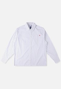 Λευκό πουκάμισο μακρυμάνικο με μπλε κάθετες ρίγες, κουμπιά στο μπροστινό μέρος, γιακά, τσέπη στην αριστερή πλευρά του στήθους και κόκκινο λογότυπο. Μαλακό, υφασμένο ύφασμα.