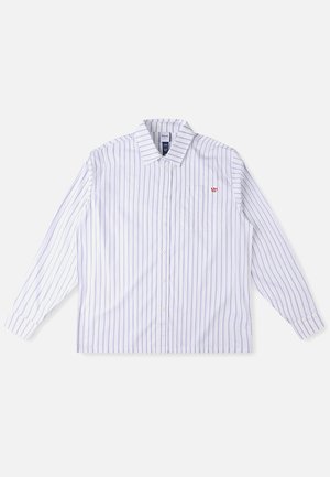 Camisa blanca de manga larga con rayas verticales azules, cierre de botones en la parte delantera, cuello, bolsillo en el pecho izquierdo y detalle de logo rojo. Tela suave y tejida.